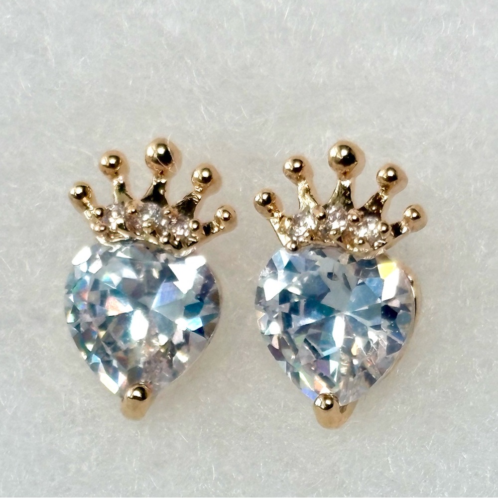 Gold Crown‎ Heart Earrings - Picture 9 of 14